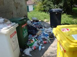 Zalegające śmieci na ul. Drzymały
