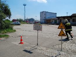Trwa przepompowywanie kwasu solnego