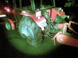 Wjechał w traktor i uciekł