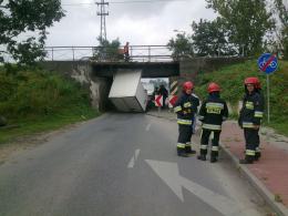 Nie zmieścili sie pod wiaduktem