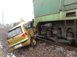 Wjechał matizem pod pociąg