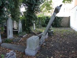 Parkourowcy zniszczyli cmentarz żydowski