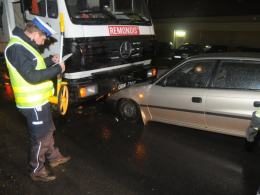 Opel zderzył się ze śmieciarką