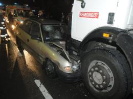 Opel zderzył się ze śmieciarką