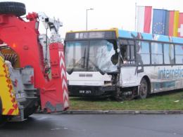 Samochód dostawczy wjechał w autobus