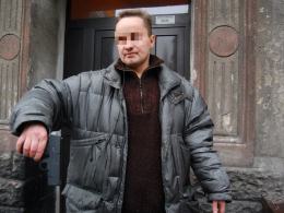Mężczyzna prezentował także swój pistolet gazowy.