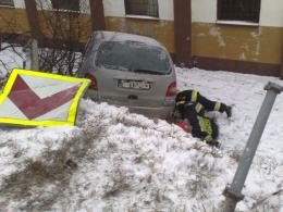 Wypadł z drogi na zakręcie