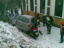 Wypadł z drogi na zakręcie