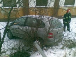Wypadł z drogi na zakręcie
