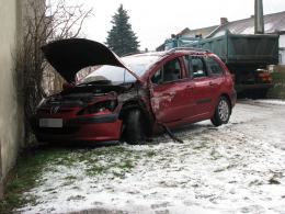 Wypadek na oblodzonej drodze