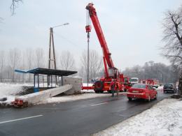 12-metrowy słup spadł z ciężarówki