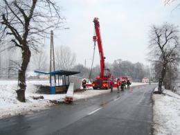 12-metrowy słup spadł z ciężarówki