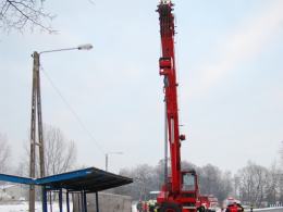 12-metrowy słup spadł z ciężarówki