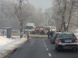 12-metrowy słup spadł z ciężarówki