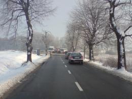 12-metrowy słup spadł z ciężarówki