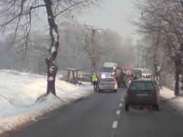 12-metrowy słup spadł z ciężarówki