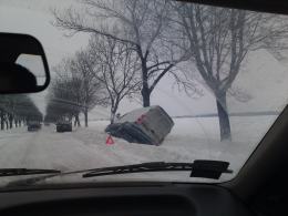 W pobliżu miejsca kolizji także bus wpadł do przydrożnego rowu.