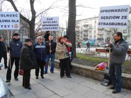Pikietowali pod sądem, żądają wolności słowa