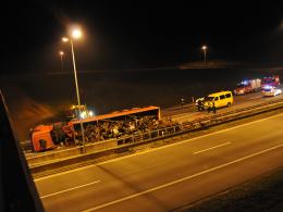 Przewrócona ciężarówka tarasowała autostradę