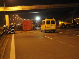 Przewrócona ciężarówka tarasowała autostradę