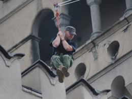 Zjeżdżali na linie z wieży ratusza