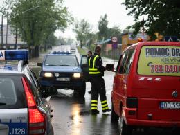Droga pomiędzy mostem na Odrze i jej kanale jest całkowicie nieprzejezdna.