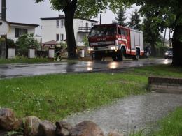 Ulewne deszcze spowodowały dziś wylewanie przydrożnych rowów w Kotorzu Małym i grożą zalaniem posesji - informuje nasz czytelnik.