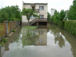 Podtopiona posesja przy ul. Szymanowskiego na Zaodrzu.