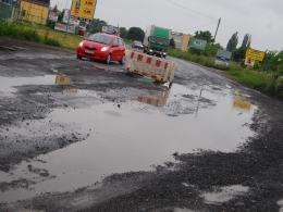 Aż czternaście tablic w tej kałuży znalazł jeden z opolskich kierowców.