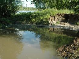 Przerwany wał na Odrze powoduje wlewanie wody na polder Żelazna.