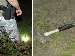 Podczas ucieczki, włamywacze zgubili telefon komórkowy jednego z nich, oraz młotek, którego używali próbując dostać się do kiosku.