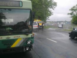 Zderzenie czołowe forda z autobusem