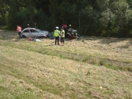 Opel dachował na autostradzie