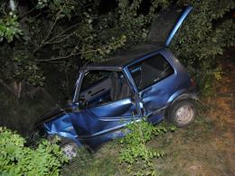 Fiat uderzył w drzewo. Nie żyje kierowca.