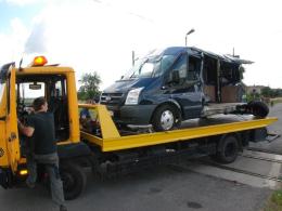 Bus wjechał pod lokomotywę