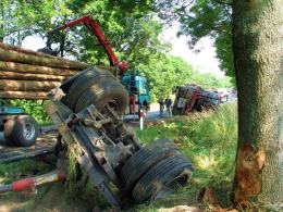 Ciężarówka z drewnem wylądowała w rowie