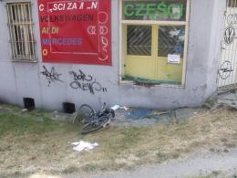 Rowerzysta wjechał w witrynę sklepową