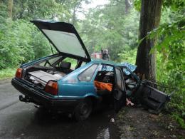 Polonez uderzył w drzewo pod Popielowem