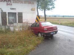 Wjechał samochodem w budynek