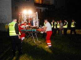 Mężczyzna skoczył z dachu budynku
