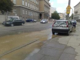 Kierowca śmieciarki uszkodził hydrant