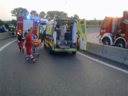 Ciężarówka przewróciła się na zjeździe z A4