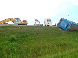 Ciężarówka przewróciła się na zjeździe z A4