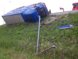 Ciężarówka przewróciła się na zjeździe z A4