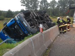 Ciężarówka przewróciła się na zjeździe z A4