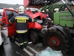 Terenowy nissan wbił się w traktor