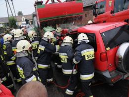 Terenowy nissan wbił się w traktor