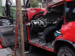 Terenowy nissan wbił się w traktor