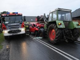 Terenowy nissan wbił się w traktor