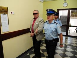 Próbował zabić kolegę siekierą